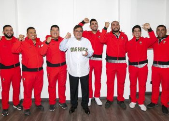 Recibe Alfonso Cepeda Salas en la sede nacional de la organización sindical, a maestros medallistas del SNTE que triunfaron en los Panamericanos