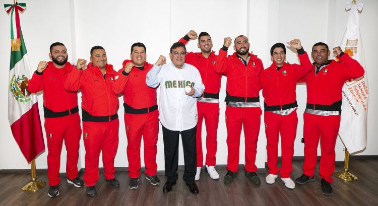 Recibe Alfonso Cepeda Salas en la sede nacional de la organización sindical, a maestros medallistas del SNTE que triunfaron en los Panamericanos