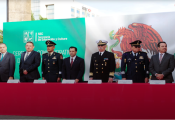 Los dirigentes del magisterio de Sonora, Francisco Javier Duarte Flores y Jesús Jaime Rochin Carrillo, participan en la ceremonia de conmemoración de nuestra Bandera Nacional, que encabezó el titular de la SEC