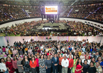 Las maestras honran la profesión docente. Todos los días contribuyen con su vocación, capacidad y talento a crear el futuro de México, afirmó el secretario general del SNTE