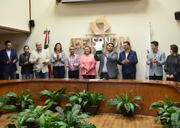 Entregan constancia que acredita a Nueva Alianza Sonora como partido local. La recibe el Comité de Dirección Estatal en Sonora, encabezado por su presidente, Carlos Sosa Castañeda