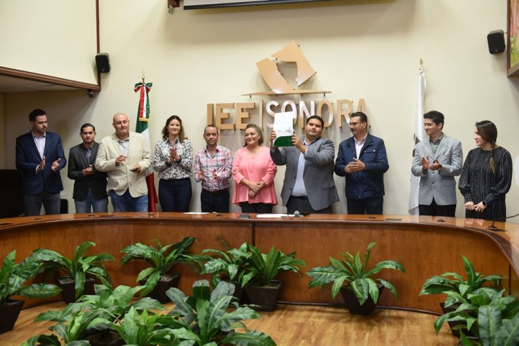 Entregan constancia que acredita a Nueva Alianza Sonora como partido local. La recibe el Comité de Dirección Estatal en Sonora, encabezado por su presidente, Carlos Sosa Castañeda