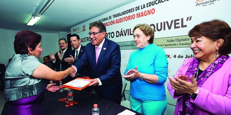 Ante el fin del Ciclo Escolar 2018-2019, el líder del SNTE, Alfonso Cepeda Salas, reconoció el gran compromiso de los maestros por su destacado desempeño en las aulas