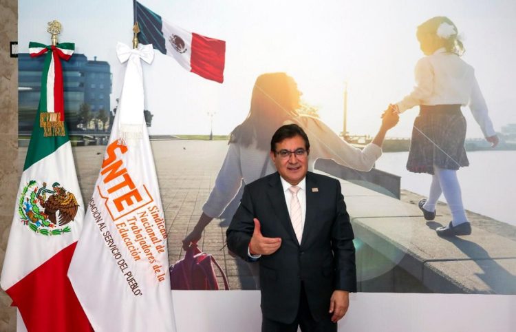 Se reúnen líder del SNTE, Alfonso Cepeda Salas, y titular de la SEP, Esteban Moctezuma Barragán. Entrega Sindicato 10 propuestas para un ciclo escolar seguro