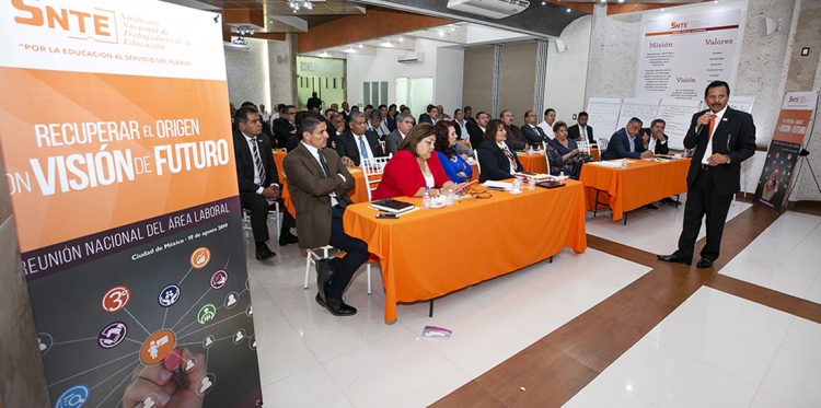Analizan en el SNTE asuntos laborales en la nueva legislación educativa. Participan responsables del área laboral en las 55 secciones con dirigentes nacionales