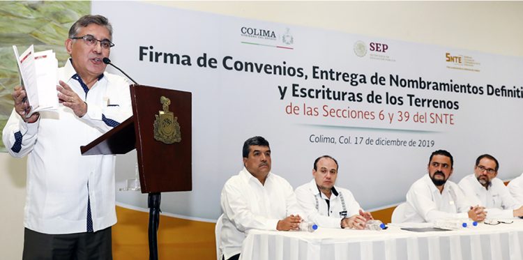 El secretario general del SNTE, Alfonso Cepeda Salas, entregó nombramiento definitivo a más de mil 58 docentes de Colima, con el fin de garantizar su certeza laboral