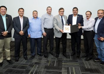 Líderes de la Sección 56 de Veracruz le entregaron un reconocimiento al secretario general del SNTE, Alfonso Cepeda Salas, por su estrategia para fortalecer la unidad del gremio magisterial