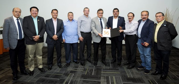 Líderes de la Sección 56 de Veracruz le entregaron un reconocimiento al secretario general del SNTE, Alfonso Cepeda Salas, por su estrategia para fortalecer la unidad del gremio magisterial