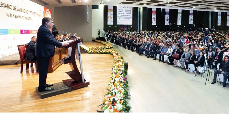 El secretario general del SNTE, Alfonso Cepeda Salas, encabezó los festejos del 76 Aniversario de la Sección 17 del Valle de Toluca