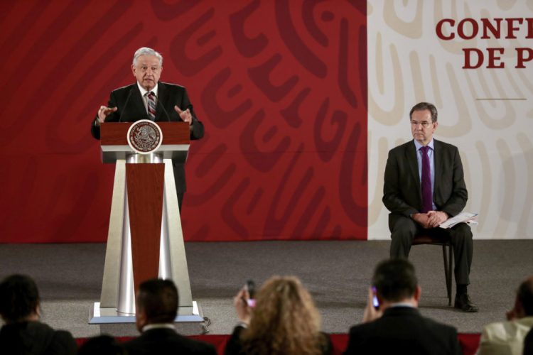 Anuncia presidente Andrés Manuel López Obrador fortalecimiento de escuelas normales. Para el ingreso a la docencia, dijo que se dará preferencia a los maestros egresados de las mismas
