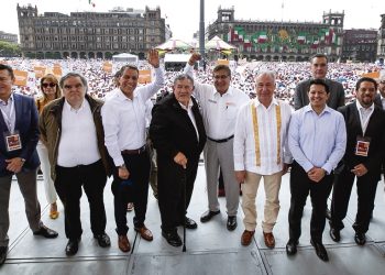 En un evento histórico, que congregó a más de 100 mil agremiados de todo el país, el SNTE conmemoró el 75 Aniversario de su fundación