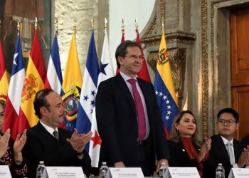 El secretario de Educación Pública (SEP), Esteban Moctezuma Barragán, ratificó que la semana próxima, el Ejecutivo Federal presentará la iniciativa para abrogar la Reforma Educativa, a fin de sentar las bases de una nueva escuela mexicana