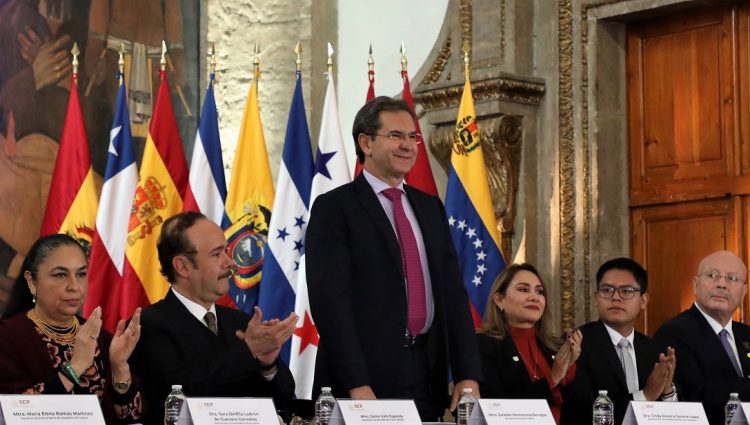 El secretario de Educación Pública (SEP), Esteban Moctezuma Barragán, ratificó que la semana próxima, el Ejecutivo Federal presentará la iniciativa para abrogar la Reforma Educativa, a fin de sentar las bases de una nueva escuela mexicana