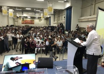 El presidente electo de México, Andrés Manuel López Obrador, pidió a los maestros de Chiapas y de México que se comprometan en cumplir con su deber, con su responsabilidad y que haya cero ausentismo en las aulas