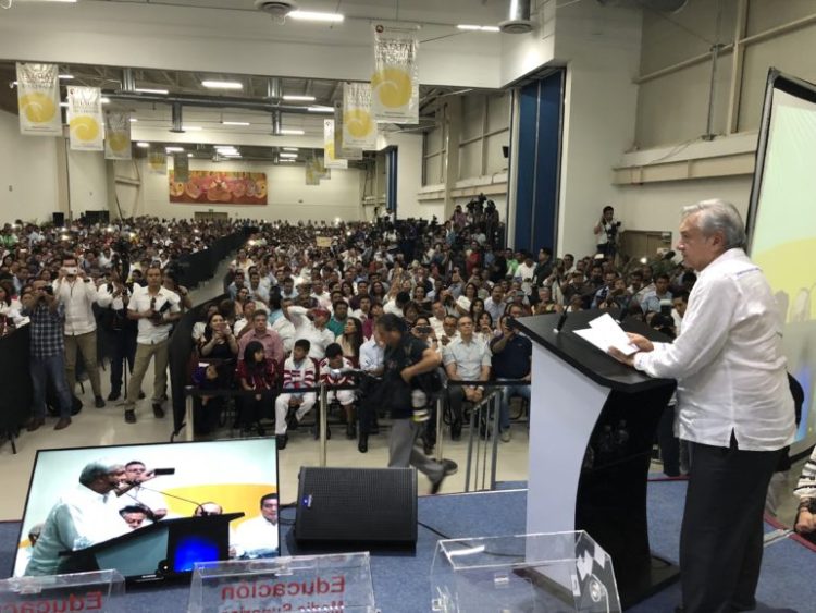 El presidente electo de México, Andrés Manuel López Obrador, pidió a los maestros de Chiapas y de México que se comprometan en cumplir con su deber, con su responsabilidad y que haya cero ausentismo en las aulas