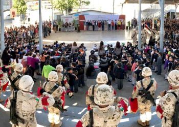 El líder magisterial Raymundo Lagarda Borbón, acompañado por integrantes del Comité Ejecutivo de la Sección 54, participó en el acto en el que se conmemoró el 130 Aniversario de la escuela primaria “José Lafontaine”