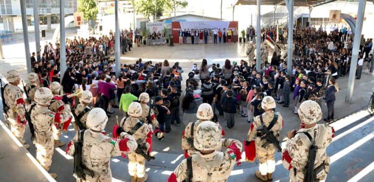 El líder magisterial Raymundo Lagarda Borbón, acompañado por integrantes del Comité Ejecutivo de la Sección 54, participó en el acto en el que se conmemoró el 130 Aniversario de la escuela primaria “José Lafontaine”