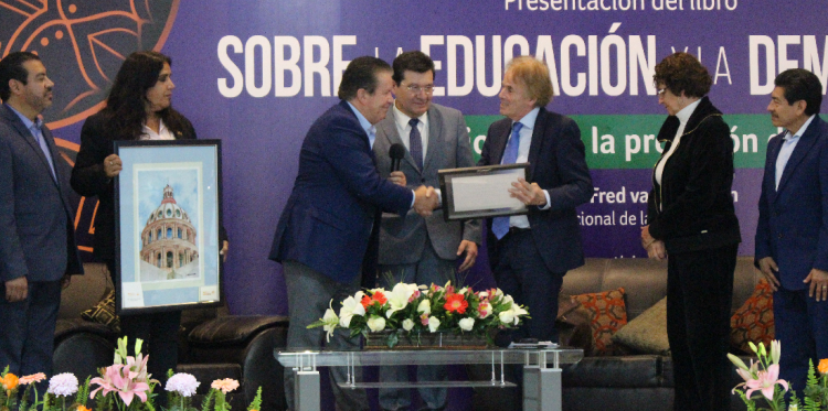 El SNTE presentó en Guanajuato el libro “Sobre la educación y la democracia. 25 lecciones de la profesión docente”