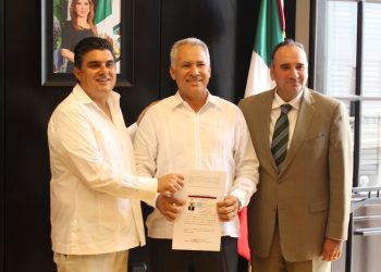 Entrega Secretario de Gobierno a Maestro Raymundo Lagarda Borbón, credencial que lo acredita como Secretario General de la Sección 54 del SNTE