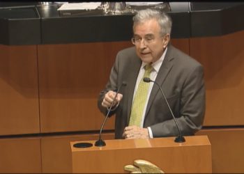 El Senador Rubén Rocha Moya defiende en la tribuna del Senado de la República, la consulta ciudadana que dio como resultado la cancelación del Aeropuerto de Texcoco