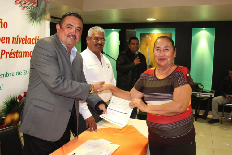 Entrega la Sección 54 del SNTE bono navideño a los jubilados que menos ganan. Encabeza el acto el líder magisterial Jesús Jaime Rochín Carrillo