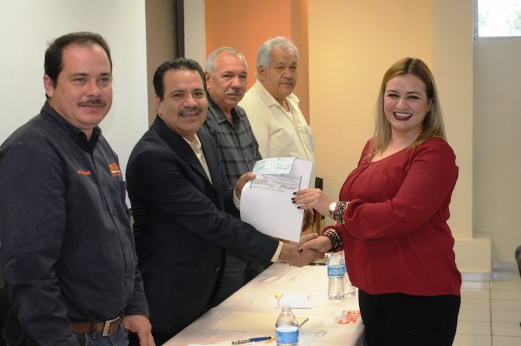 Rinde frutos la gestión sindical de la Sección 28 del SNTE para los trabajadores del nivel superior y medio superior. Entrega Javier Duarte Flores bono de homologación  &nbsp;