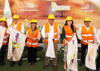 El secretario general del SNTE, Alfonso Cepeda Salas, expuso ante la secretaria de educación de Nuevo León, María de los Ángeles Errisúriz Alarcón, las principales demandas del magisterio en la entidad, entre las que se encuentra la basificación