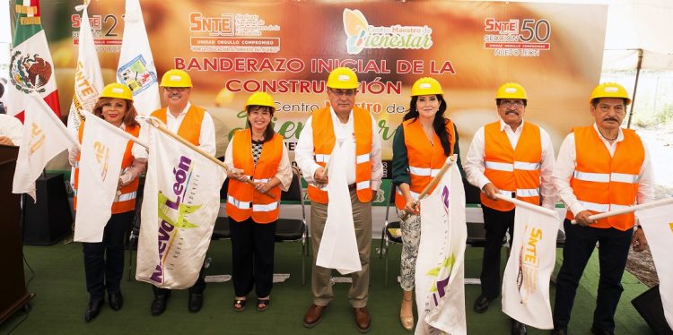 El secretario general del SNTE, Alfonso Cepeda Salas, expuso ante la secretaria de educación de Nuevo León, María de los Ángeles Errisúriz Alarcón, las principales demandas del magisterio en la entidad, entre las que se encuentra la basificación