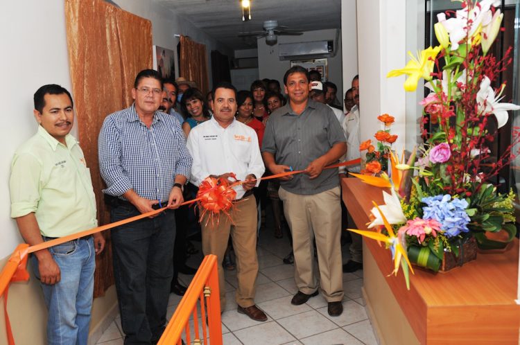 Cumple su palabra el líder magisterial Francisco Javier Duarte Flores. Ayer inauguró oficina regional del Fondo de Ayuda Sindical Mutualista (FASM) en la Región Guaymas-Empalme