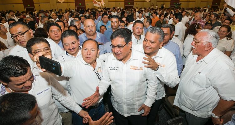 El líder nacional del magisterio afirmó en Guerrero que éste es un nuevo tiempo del SNTE, en el que las grandes decisiones se toman entre todos y se ha vuelto al origen, subrayó Alfonso Cepeda Salas