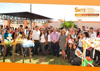 La Sección 28 del SNTE, que dirige el profesor Noé Rodríguez García, lleva a cabo una exposición de altares y tapancos alusivos al Día de Muertos de algunas etnias del estado de Sonora