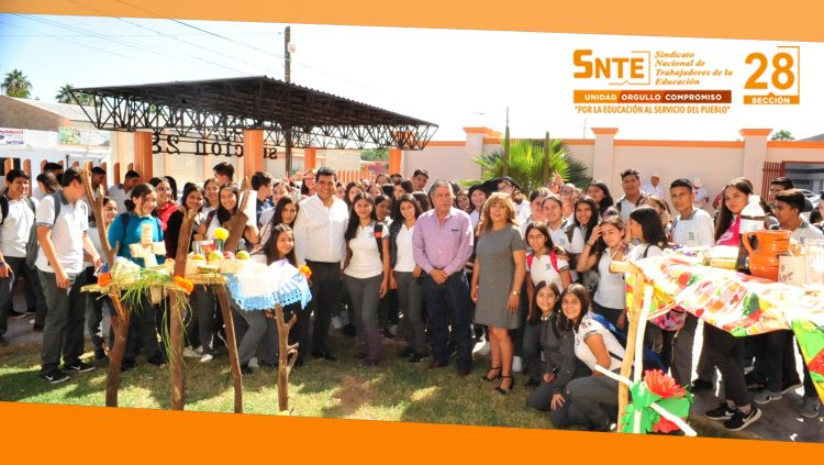 La Sección 28 del SNTE, que dirige el profesor Noé Rodríguez García, lleva a cabo una exposición de altares y tapancos alusivos al Día de Muertos de algunas etnias del estado de Sonora   