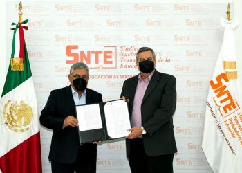 El líder del SNTE, Alfonso Cepeda Salas, entregó la Toma de Nota, al nuevo dirigente de la Sección 42 de Chihuahua, Manuel Quiroz Carbajal   