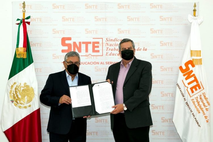 El líder del SNTE, Alfonso Cepeda Salas, entregó la Toma de Nota, al nuevo dirigente de la Sección 42 de Chihuahua, Manuel Quiroz Carbajal   