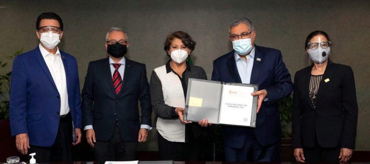 El secretario general del SNTE, Alfonso Cepeda Salas, entregó hoy el Pliego Nacional de Demandas (PND) 2021 a la secretaria de Educación Pública, Delfina Gómez Álvarez