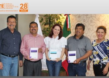 El secretario general de la Sección 28 del SNTE, César Salazar López, entrega libros a sus autores, que fueron publicados por el Fondo Editorial del Magisterio