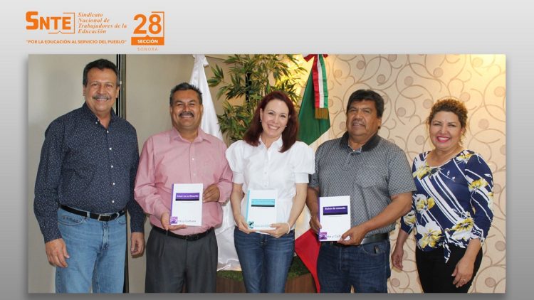 El secretario general de la Sección 28 del SNTE, César Salazar López, entrega libros a sus autores, que fueron publicados por el Fondo Editorial del Magisterio