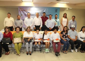LOS LÍDERES MAGISTERIALES DE SONORA Y EL PRESIDENTE DE LA CEDH PREMIAN A LOS GANADORES DE LOS CERTÁMENES DEL SNTE –CNDH