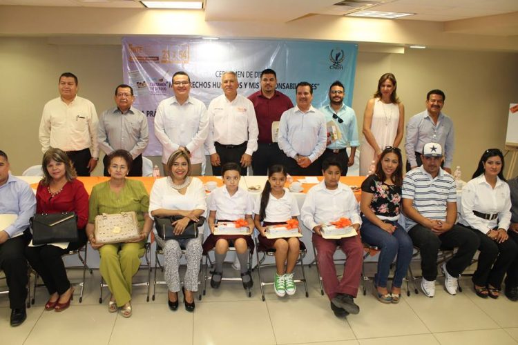 LOS LÍDERES MAGISTERIALES DE SONORA Y EL PRESIDENTE DE LA CEDH PREMIAN A LOS GANADORES DE LOS CERTÁMENES DEL SNTE –CNDH