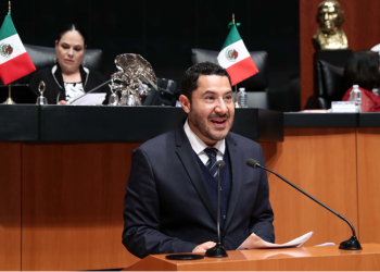 El presidente del Senado de la República, Martí Batres, presentó una iniciativa para derogar la vinculación de la evaluación a los docentes con su permanencia y promoción en el empleo