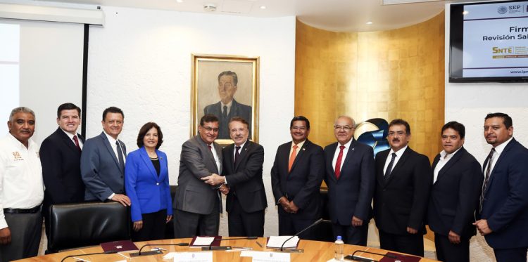 El secretario general del SNTE, Alfonso Cepeda Salas, y el director general del IPN, Mario Alberto Rodríguez Casas, signaron acuerdo para elevar salario y  prestaciones del personal académico de esa casa de estudios