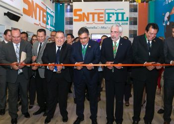 El dirigente nacional del SNTE, Alfonso Cepeda Salas, inauguró hoy el stand del SNTE (F10) en la FIL de Guadalajara.  Nuestro Sindicato lleva seis años haciendo historia en esta Feria Internacional del Libro