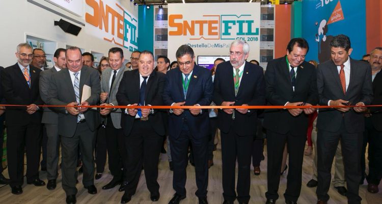 El dirigente nacional del SNTE, Alfonso Cepeda Salas, inauguró hoy el stand del SNTE (F10) en la FIL de Guadalajara.  Nuestro Sindicato lleva seis años haciendo historia en esta Feria Internacional del Libro