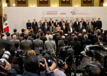 A partir del 1 de enero de 2019 se fijará el salario mínimo general en 102.68 pesos y en 176.72 pesos en la zona libre de la frontera norte, anunció el presidente Andrés Manuel López Obrador