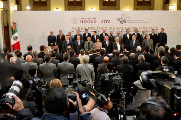 A partir del 1 de enero de 2019 se fijará el salario mínimo general en 102.68 pesos y en 176.72 pesos en la zona libre de la frontera norte, anunció el presidente Andrés Manuel López Obrador