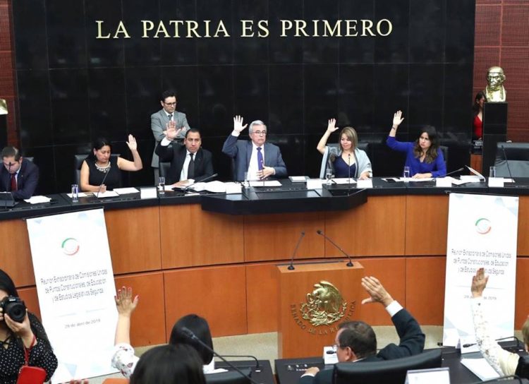 Aprobaron ayer en comisiones del Senado reforma constitucional en materia educativa, informó el senador Rubén Rocha Moya, presidente de la Comisión de Educación   