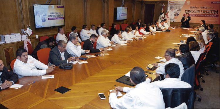 El secretario general del SNTE, Alfonso Cepeda Salas, sostuvo una reunión de trabajo con la Comisión Ejecutiva de la Sección 18 de Michoacán