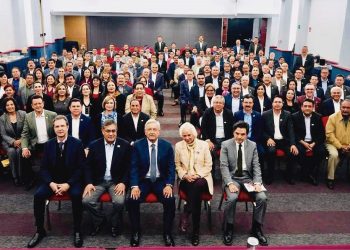 La dirigencia legal y legítima del SNTE, encabezada por su secretario general, Alfonso Cepeda Salas, se reunió hoy con el presidente electo, Andrés Manuel López Obrador