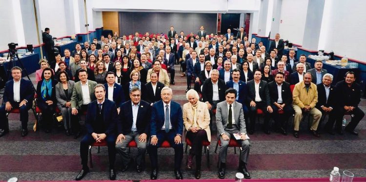 La dirigencia legal y legítima del SNTE, encabezada por su secretario general, Alfonso Cepeda Salas, se reunió hoy con el presidente electo, Andrés Manuel López Obrador