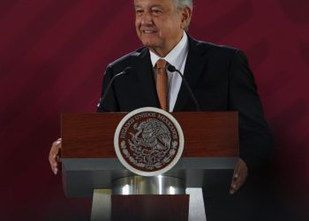 Nadie puede ganar más que el presidente de la República; está en la Constitución y respetarla, es respetar el Estado de Derecho, afirmó el presidente, Andrés Manuel López Obrador